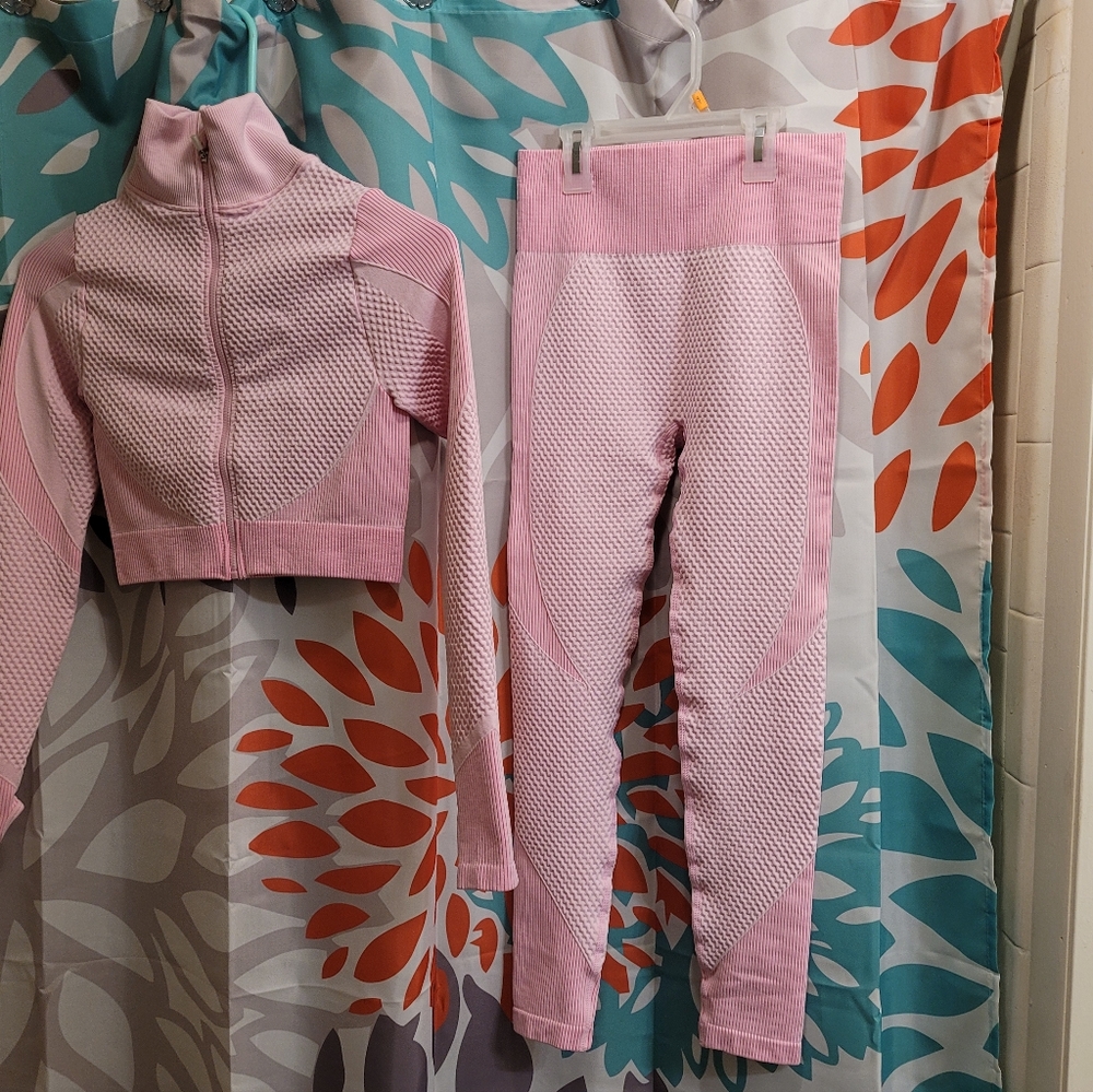 Pink crop top workout outfit